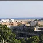 Grand Appartement 5 Chambres, 5 Television , 95 M2, Vue Mer, Tramway Sur Place, Gare Train 2 Min, Aeroport 5 Min , Large Apartment 5 Bedrooms, 5 Televisions, 95 M2, Sea View, Tram On Site, Train Station 2 Mins, Airport 5 Mins