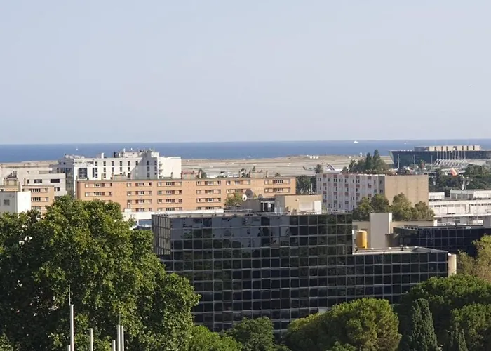 Grand Appartement 5 Chambres, 5 Television , 95 M2, Vue Mer, Tramway Sur Place, Gare Train 2 Min, Aeroport 5 Min , Large Apartment 5 Bedrooms, 5 Televisions, 95 M2, Sea View, Tram On Site, Train Station 2 Mins, Airport 5 Mins