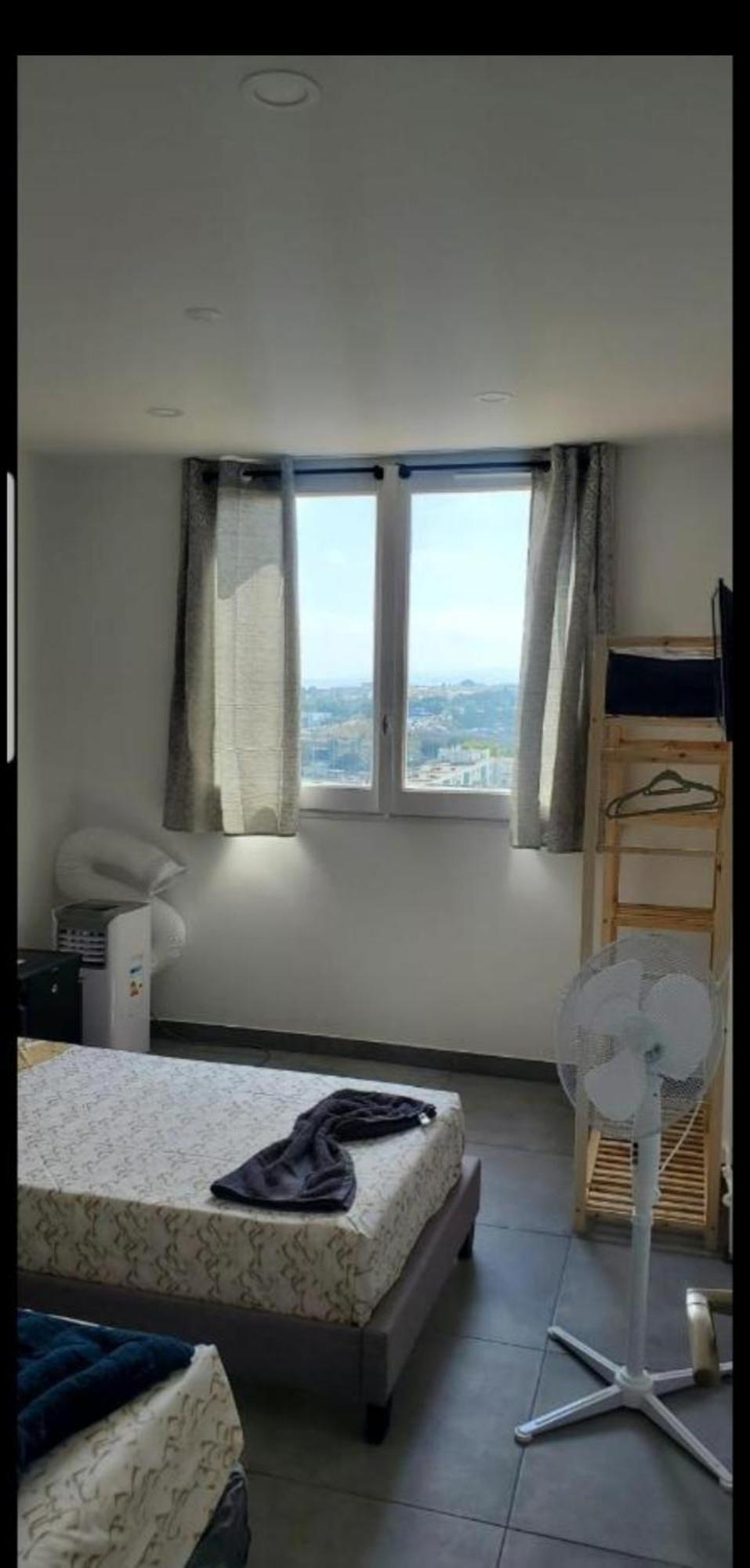 Appartamento Grand 5 Chambres, 5 Television , 95 M2, Vue Mer, Tramway Sur Place, Gare Train 2 Min, Aeroport 5 Min , Large 5 Bedrooms, 5 Televisions, 95 M2, Sea View, Tram On Site, Train Station 2 Mins, Airport 5 Mins Nizza