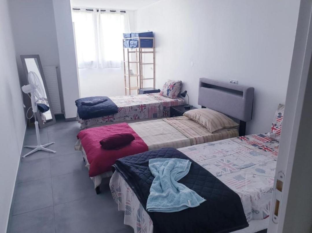 Grand 5 Chambres, 5 Television , 95 M2, Vue Mer, Tramway Sur Place, Gare Train 2 Min, Aeroport 5 Min , Large 5 Bedrooms, 5 Televisions, 95 M2, Sea View, Tram On Site, Train Station 2 Mins, Airport 5 Mins Appartamento
