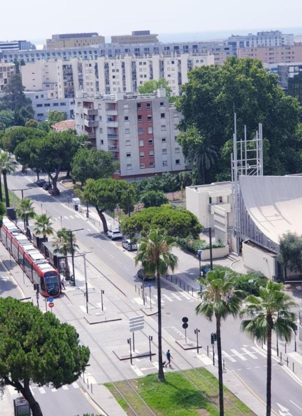 Grand 5 Chambres, 5 Television , 95 M2, Vue Mer, Tramway Sur Place, Gare Train 2 Min, Aeroport 5 Min , Large 5 Bedrooms, 5 Televisions, 95 M2, Sea View, Tram On Site, Train Station 2 Mins, Airport 5 Mins * Nizza